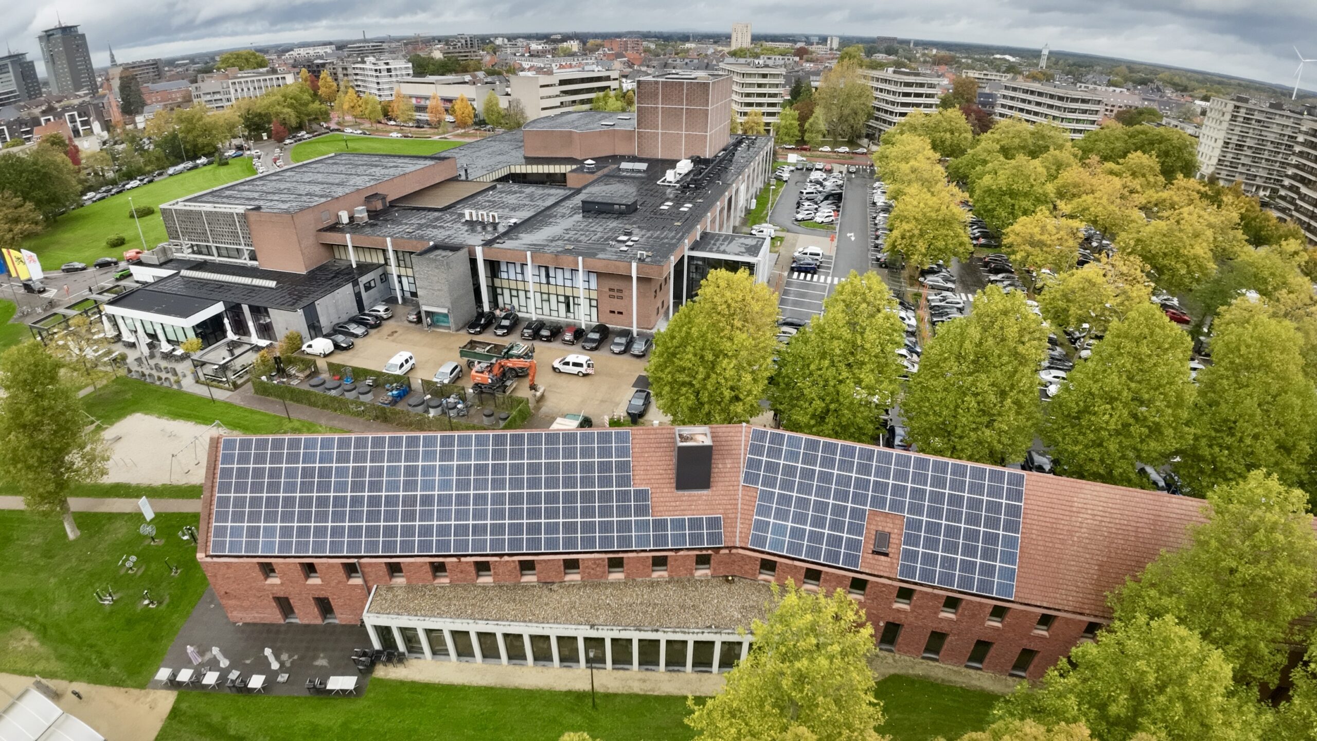 Bronsgroen en Ecopower werken samen om zonnepanelen te plaatsen bij openbare besturen, VZW’s en scholen in Limburg